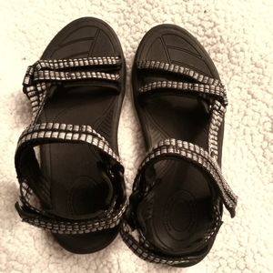 New without tag Teva ladies sandals